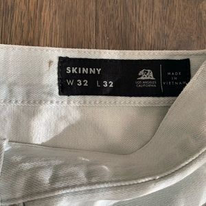 Bullhead Skinny Jeans. Zippers over knees. 32x32.
